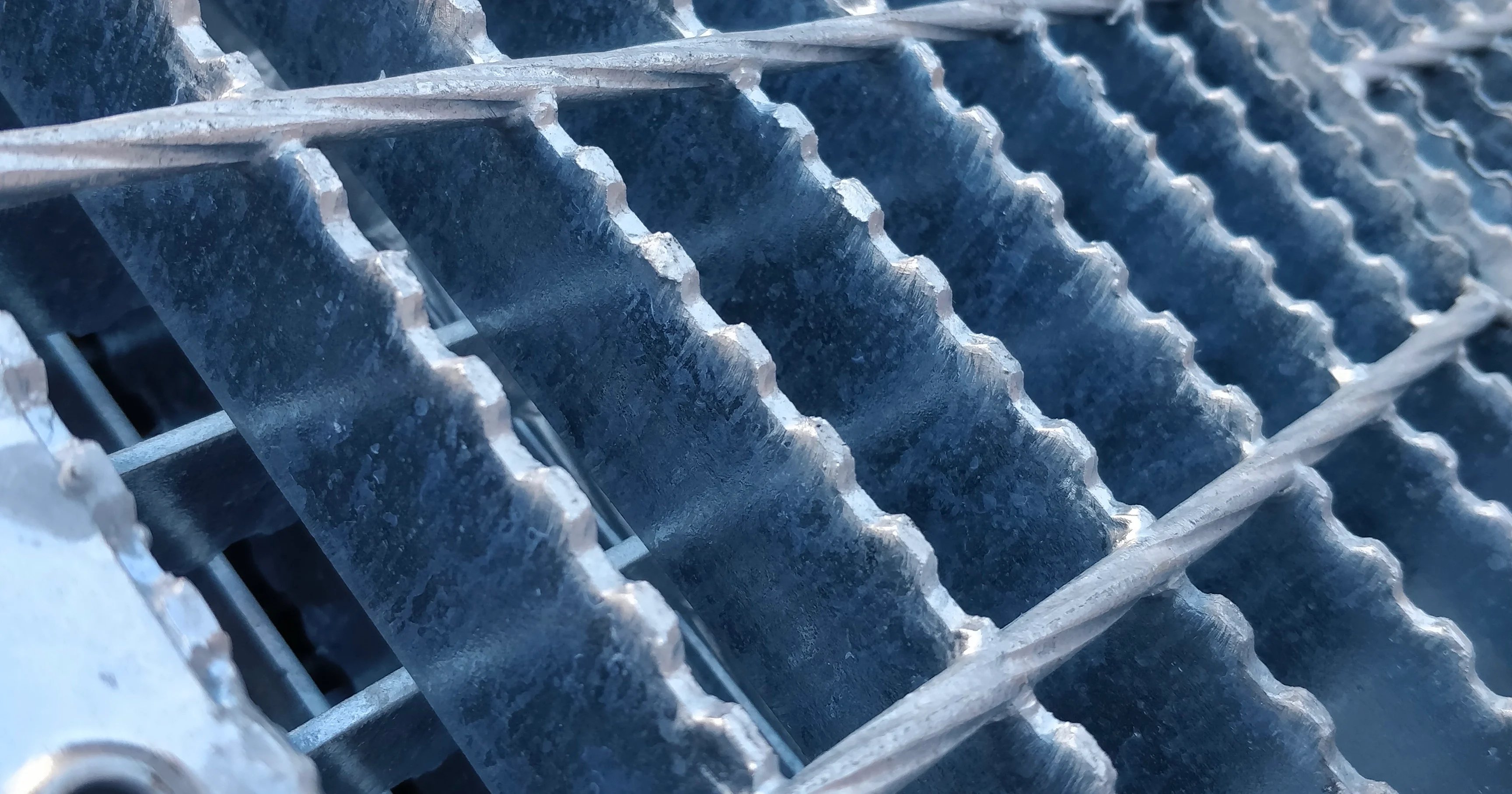 Hammastetut ritilät liukastumisen estoon