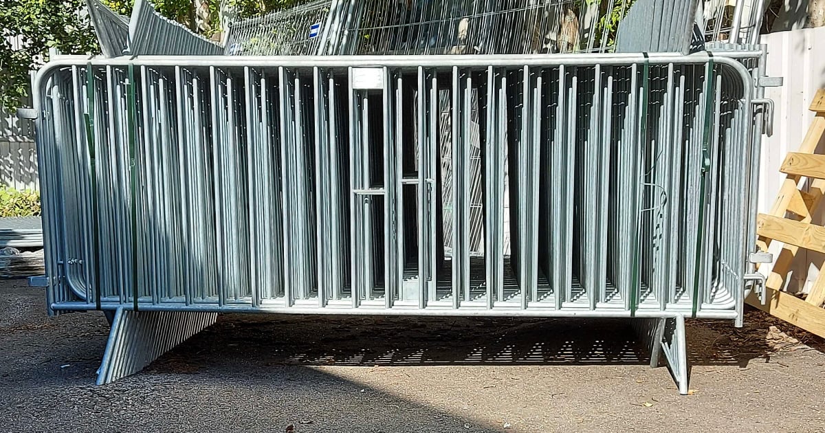 Suoja-aita ohjaa ihmisiä erilaisissa tilanteissa