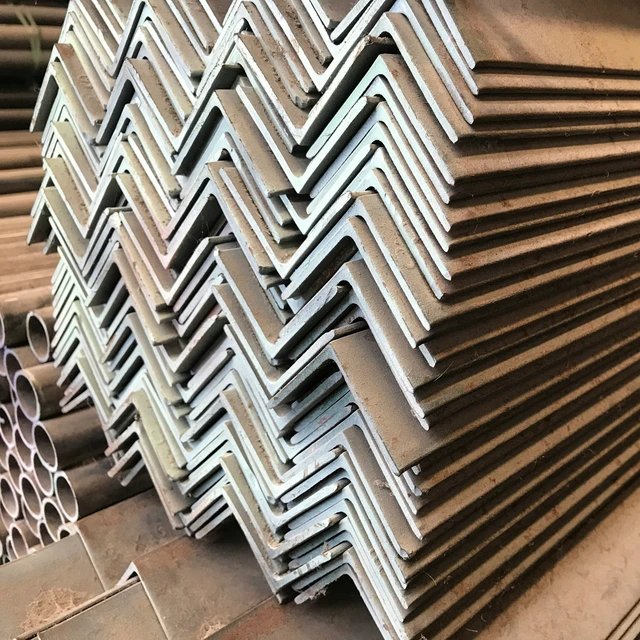 Niputettuja metallisauvoja varastoituna varastoon, esitetty mustavalkoisena.