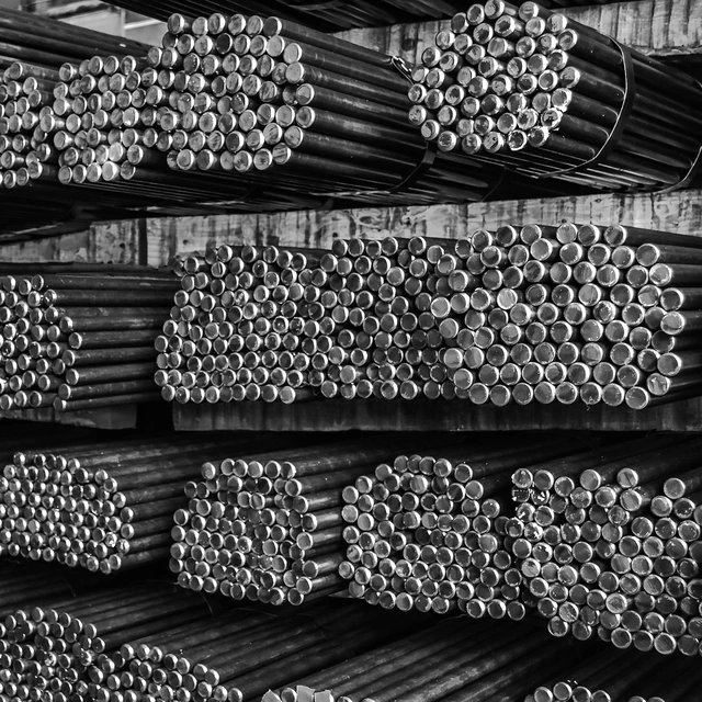 Metallikulmapalkkien pino siksak-kuviossa, yleisesti käytetty rakennus- ja teollisuussovelluksissa.